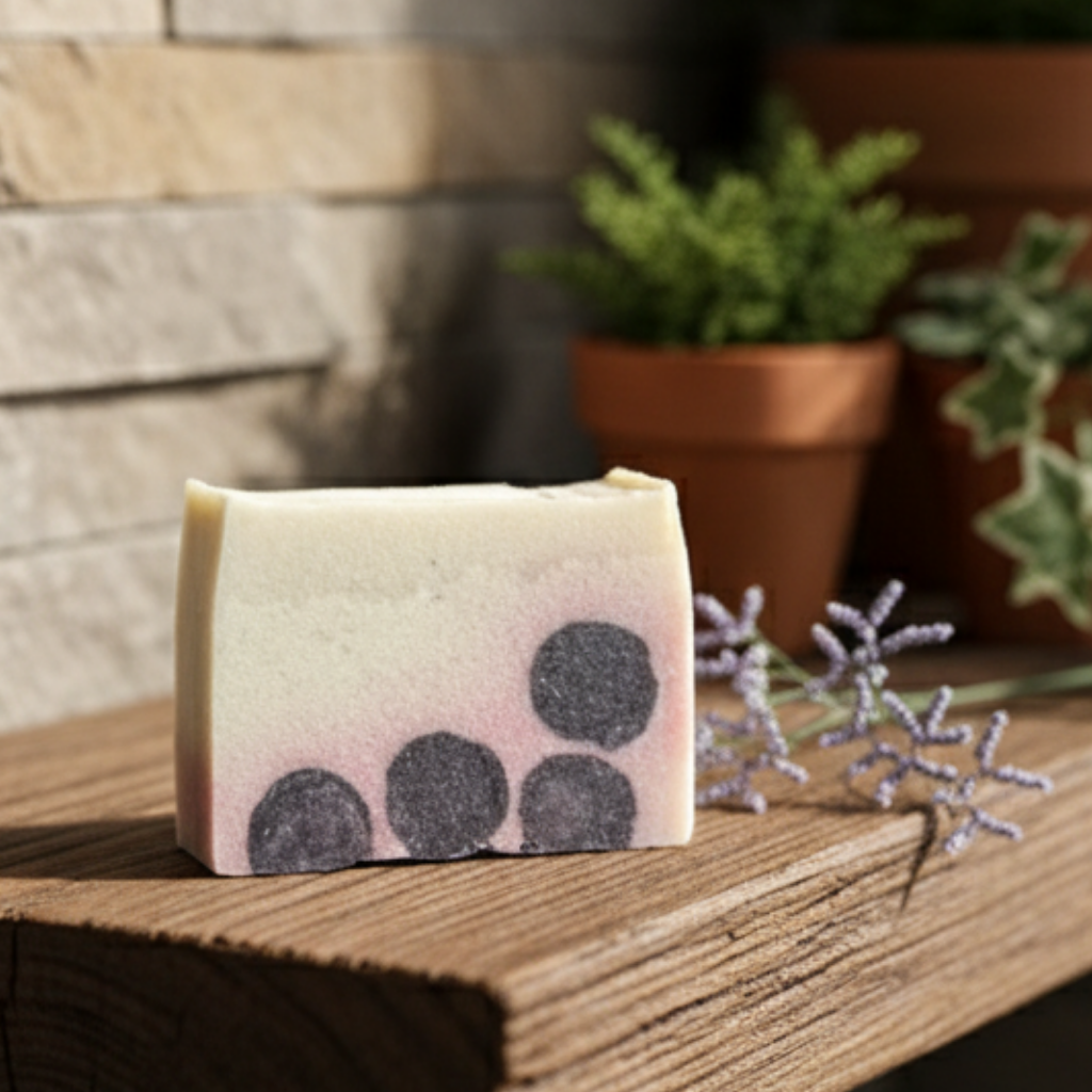 Jabones artesanales naturales con aceites esenciales e infusiones de plantas para uso facial o corporal